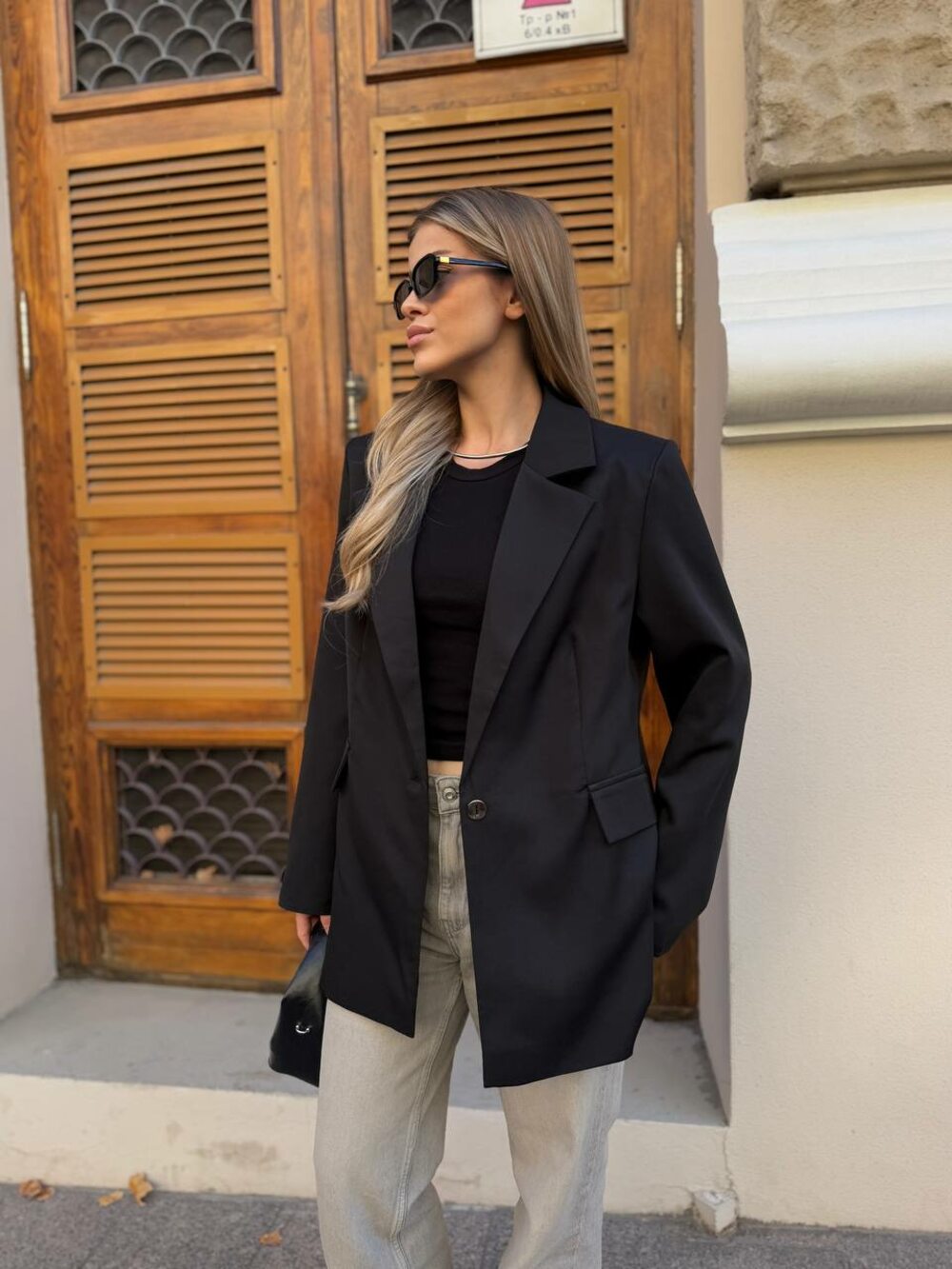 Подовжений піджак з тонким поясом, колір чорний