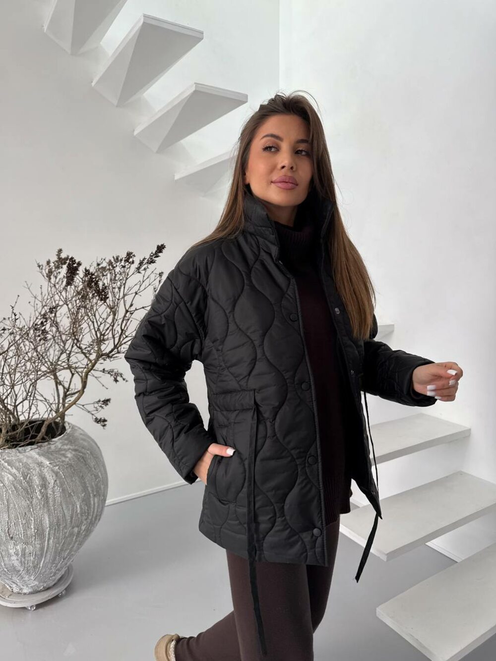 Женская стёганая куртка с акцентом на талию, цвет черный