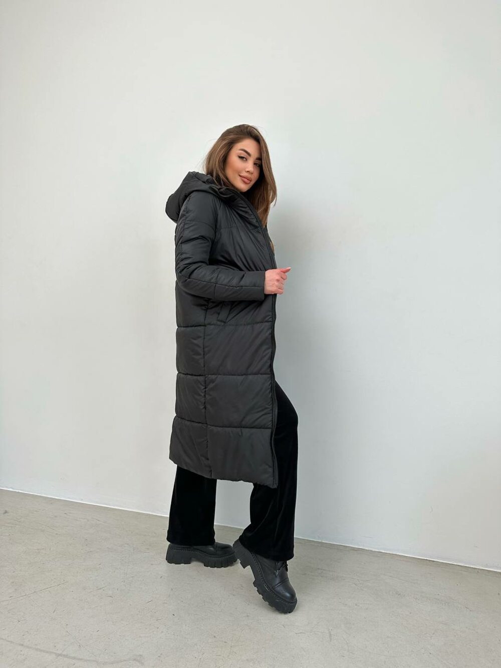 Зимове пальто наповнювач силікон 300 з капюшоном чорного кольору