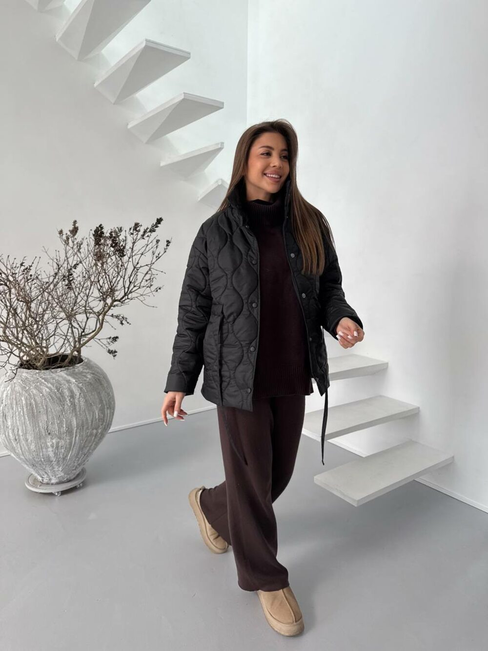 Женская стёганая куртка с акцентом на талию, цвет черный