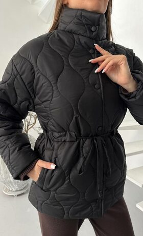Жіноча стьобана куртка з акцентом на талію, колір чорний