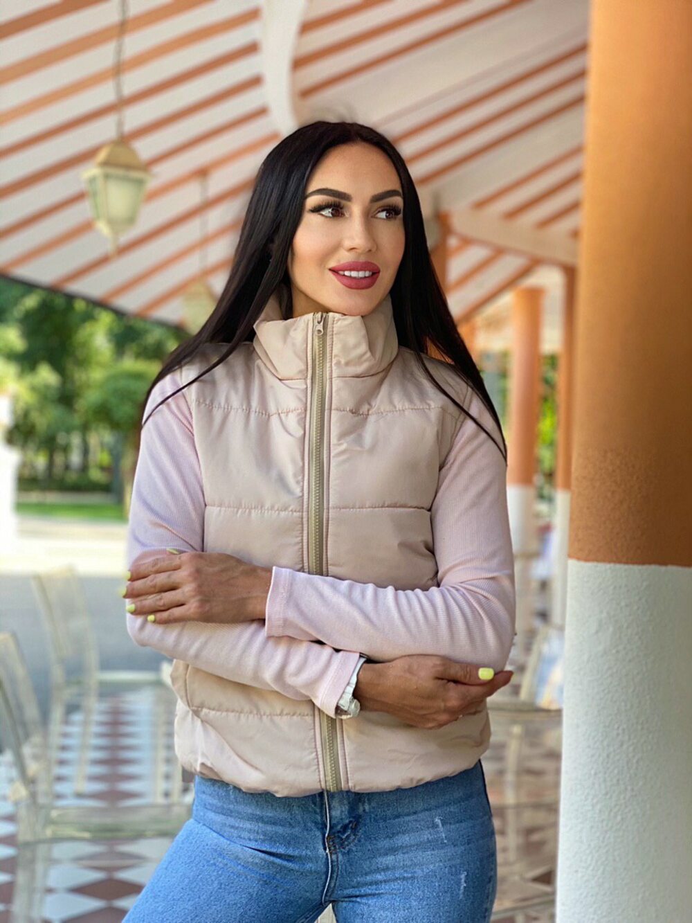 Короткая жилетка капучино