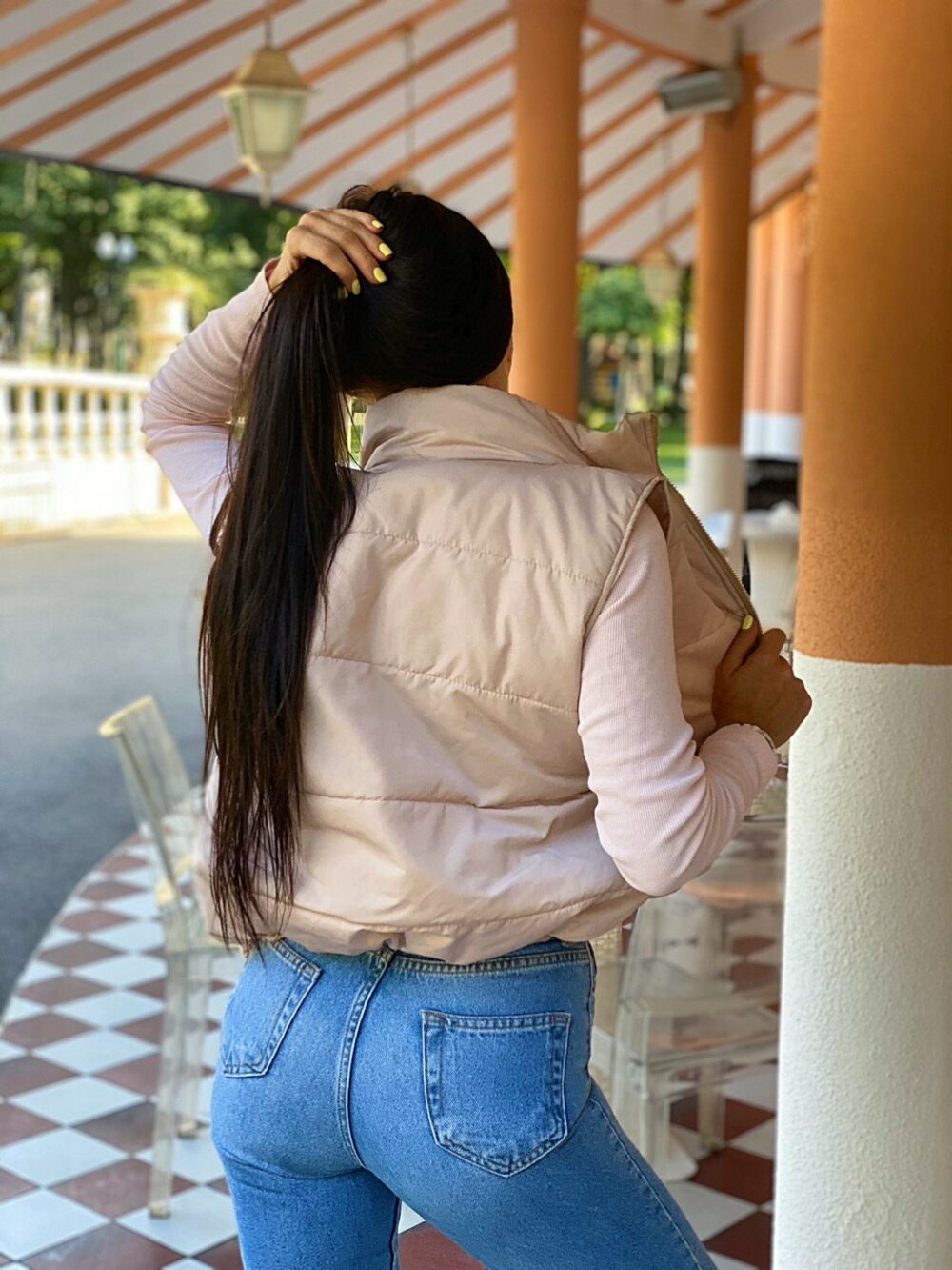 Короткая жилетка капучино