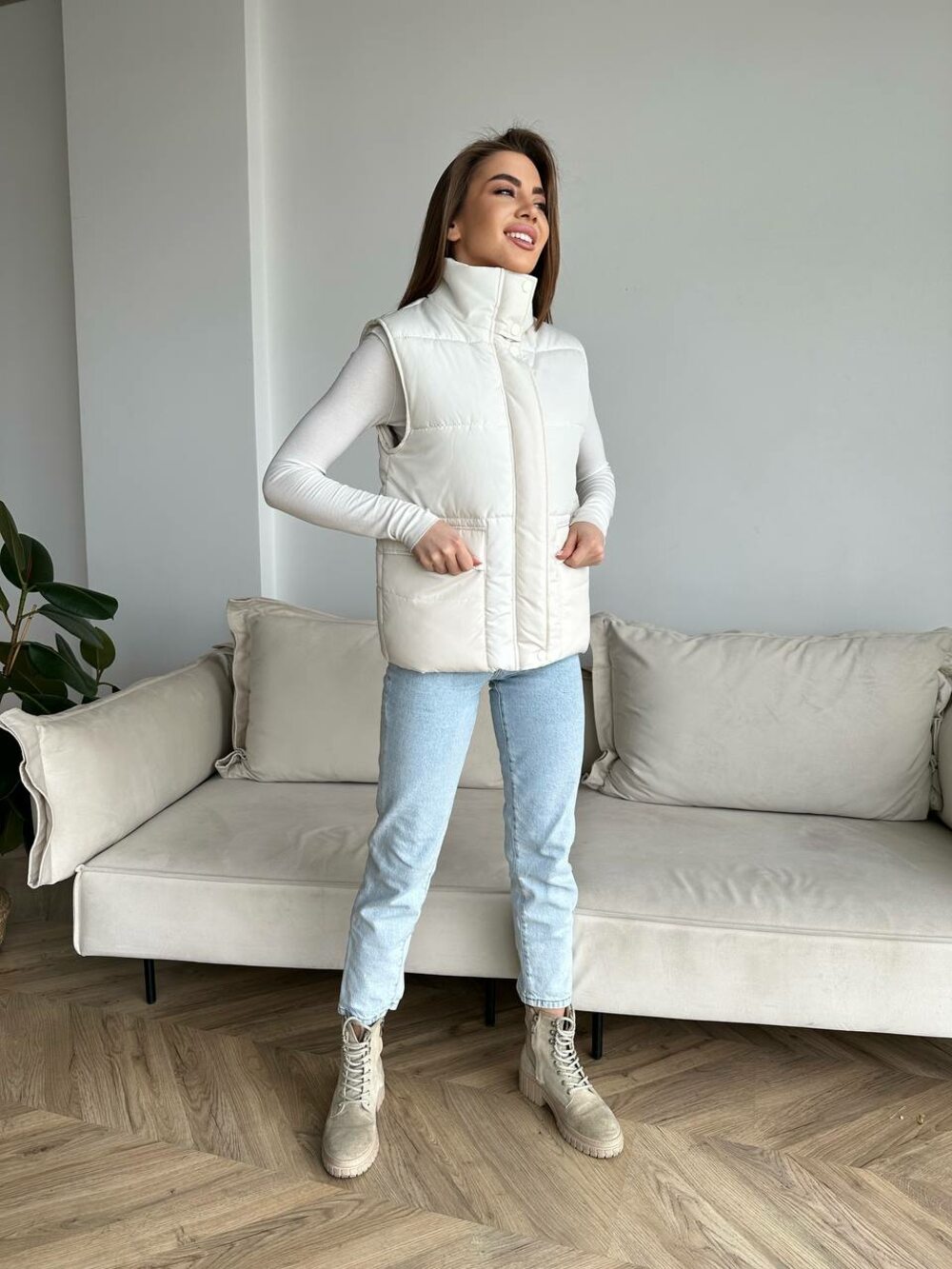 Жилетка біла з кнопками та коміром