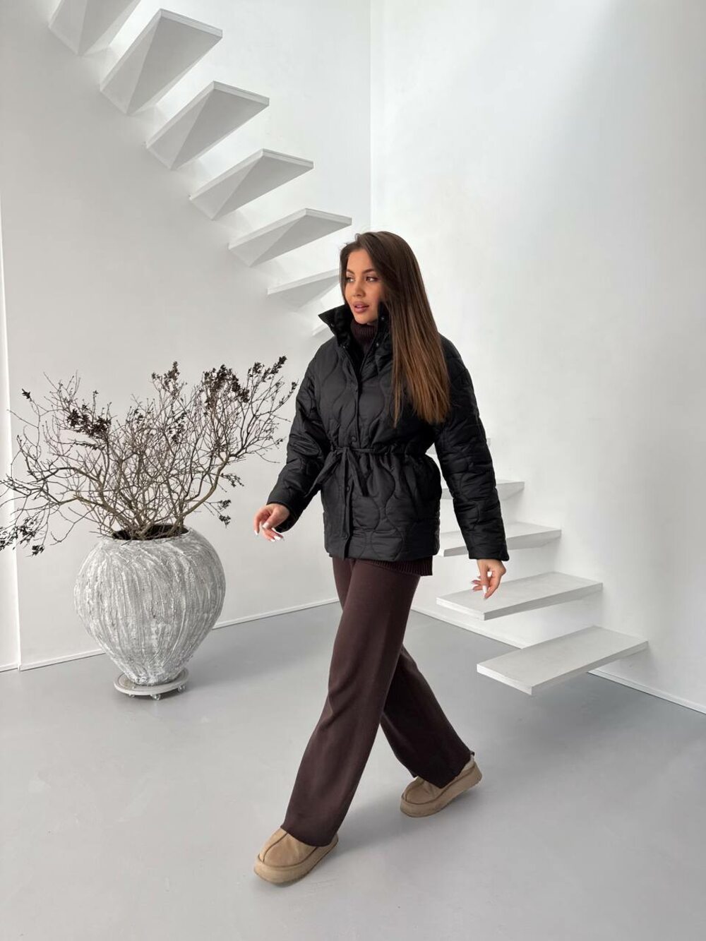 Женская стёганая куртка с акцентом на талию, цвет черный