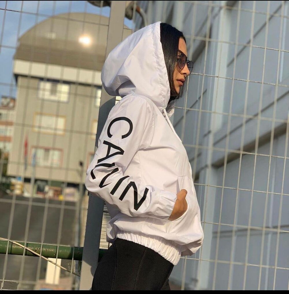 Белая осенняя ветровка на подкладе