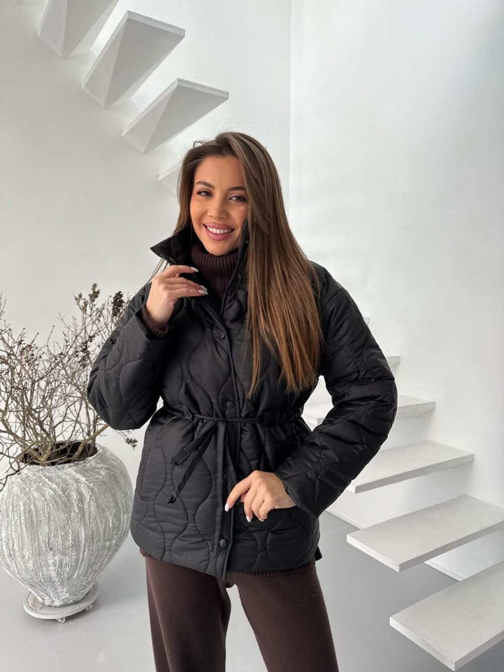 Женская стёганая куртка с акцентом на талию, цвет черный
