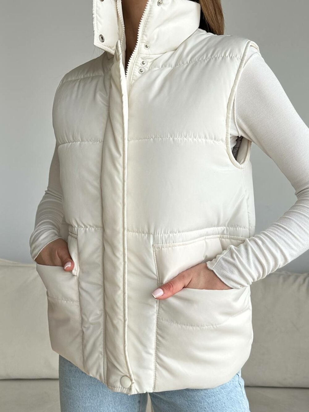 Жилетка біла з кнопками та коміром