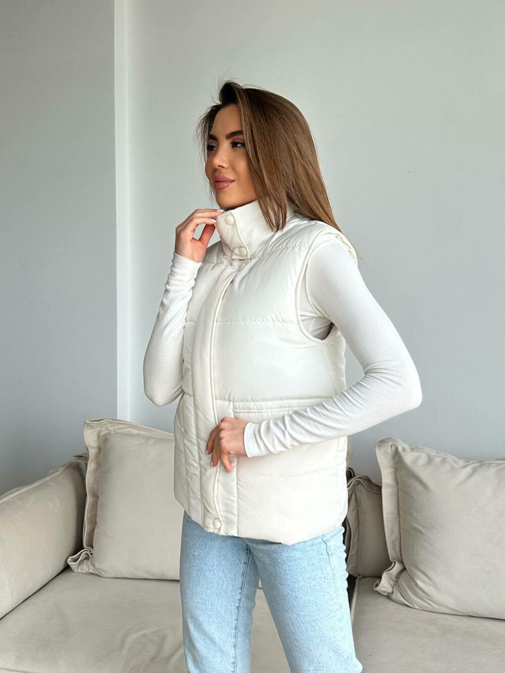 Жилетка біла з кнопками та коміром