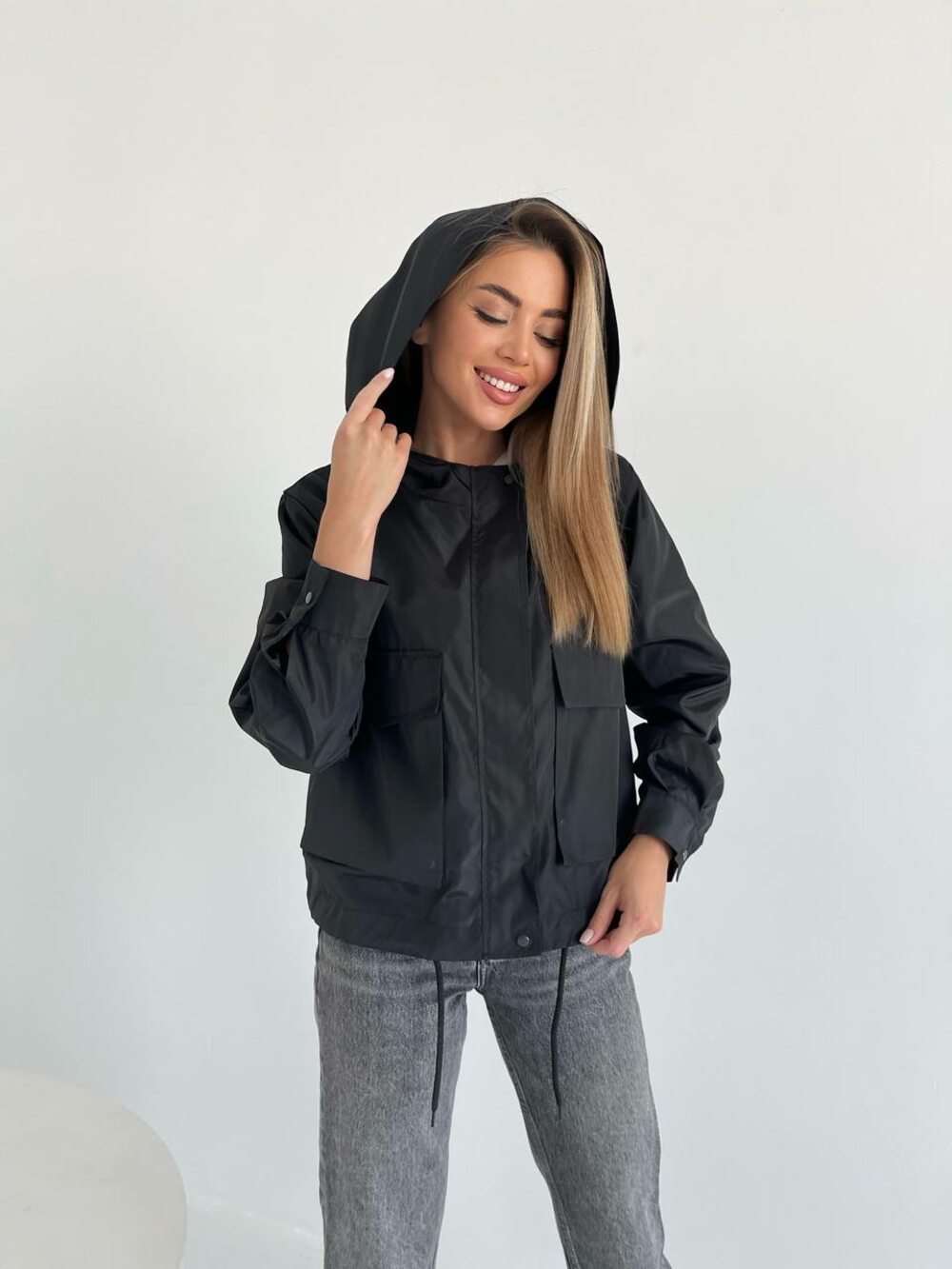 Модная легкая ветровка цвет черный