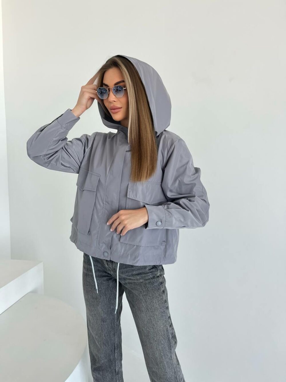 Модная легкая ветровка цвет серый