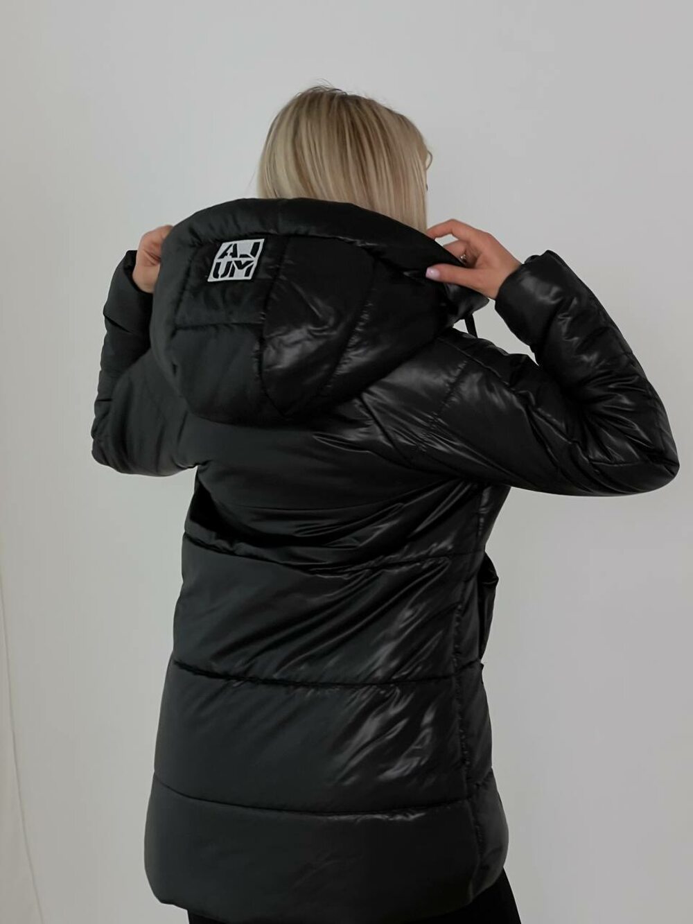 Тепла модна куртка з нашивками