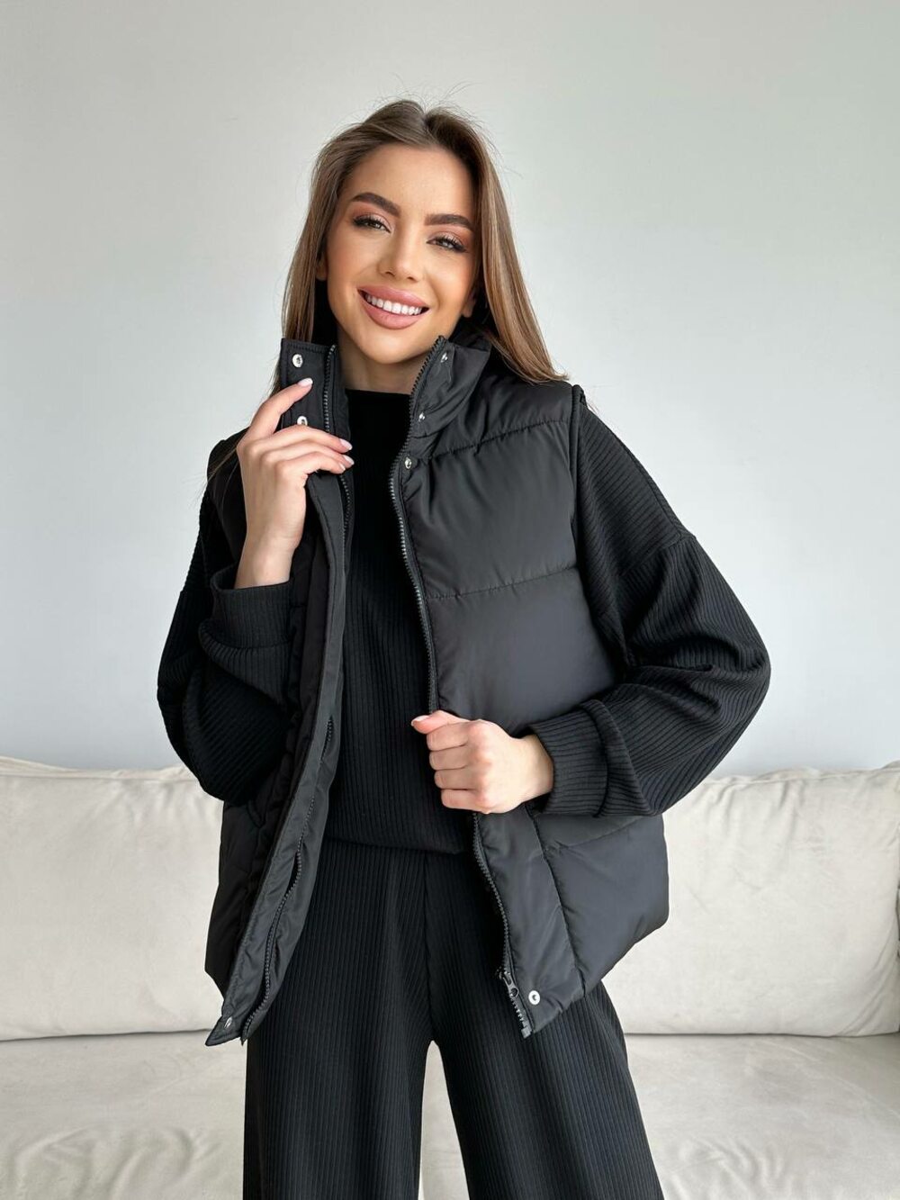 Жилетка чорна з кнопками та коміром