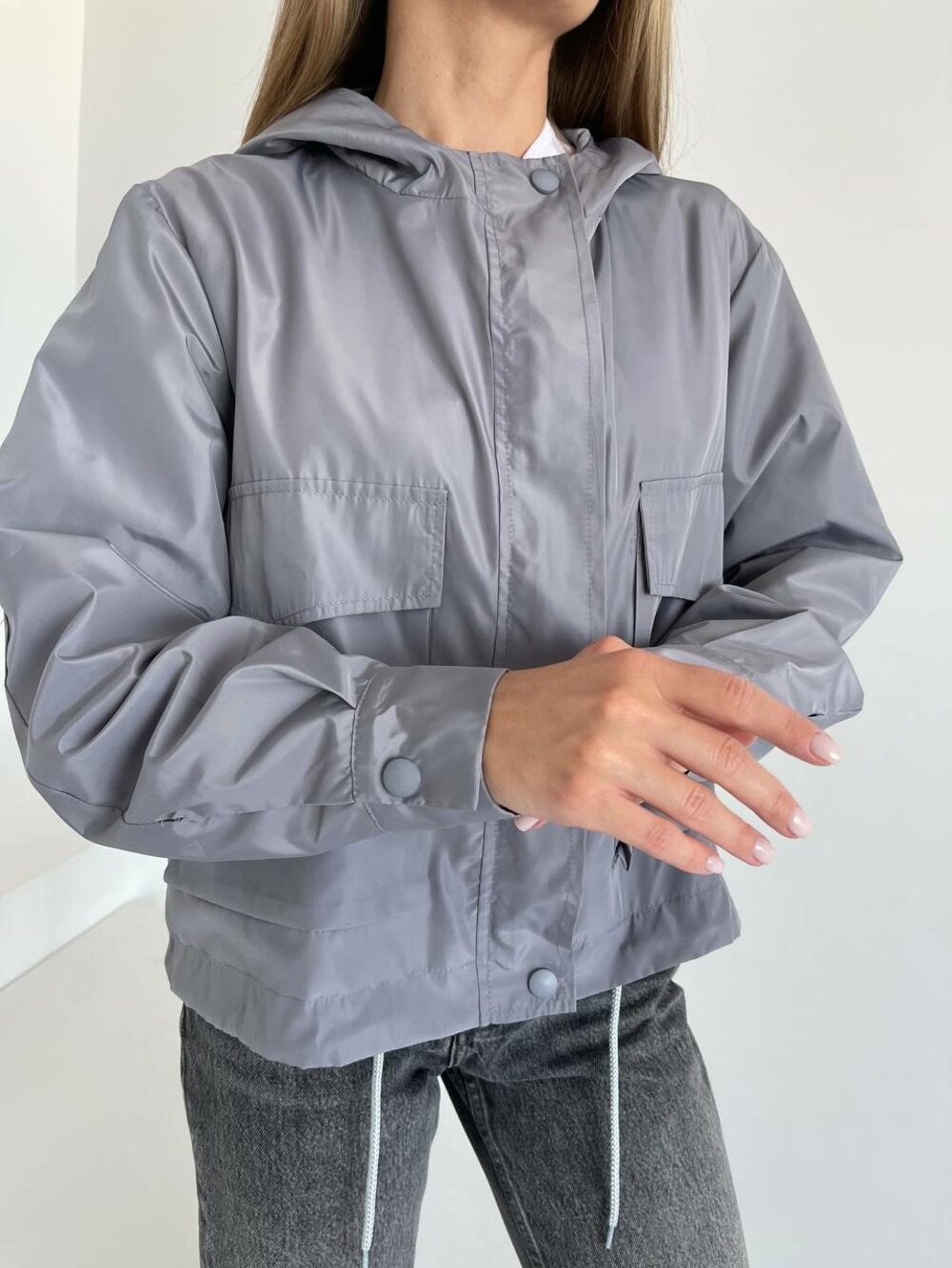 Модная легкая ветровка цвет серый