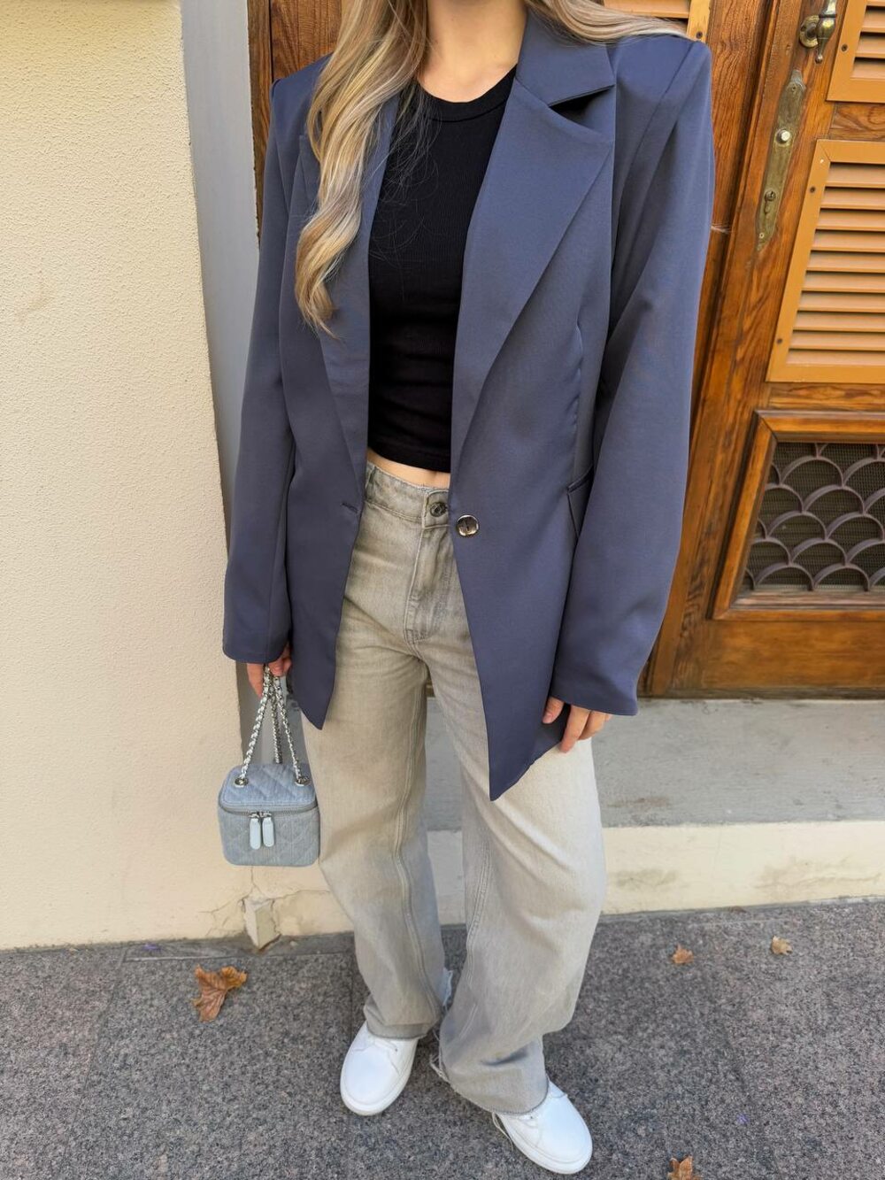 Подовжений піджак з тонким поясом, колір графіт.