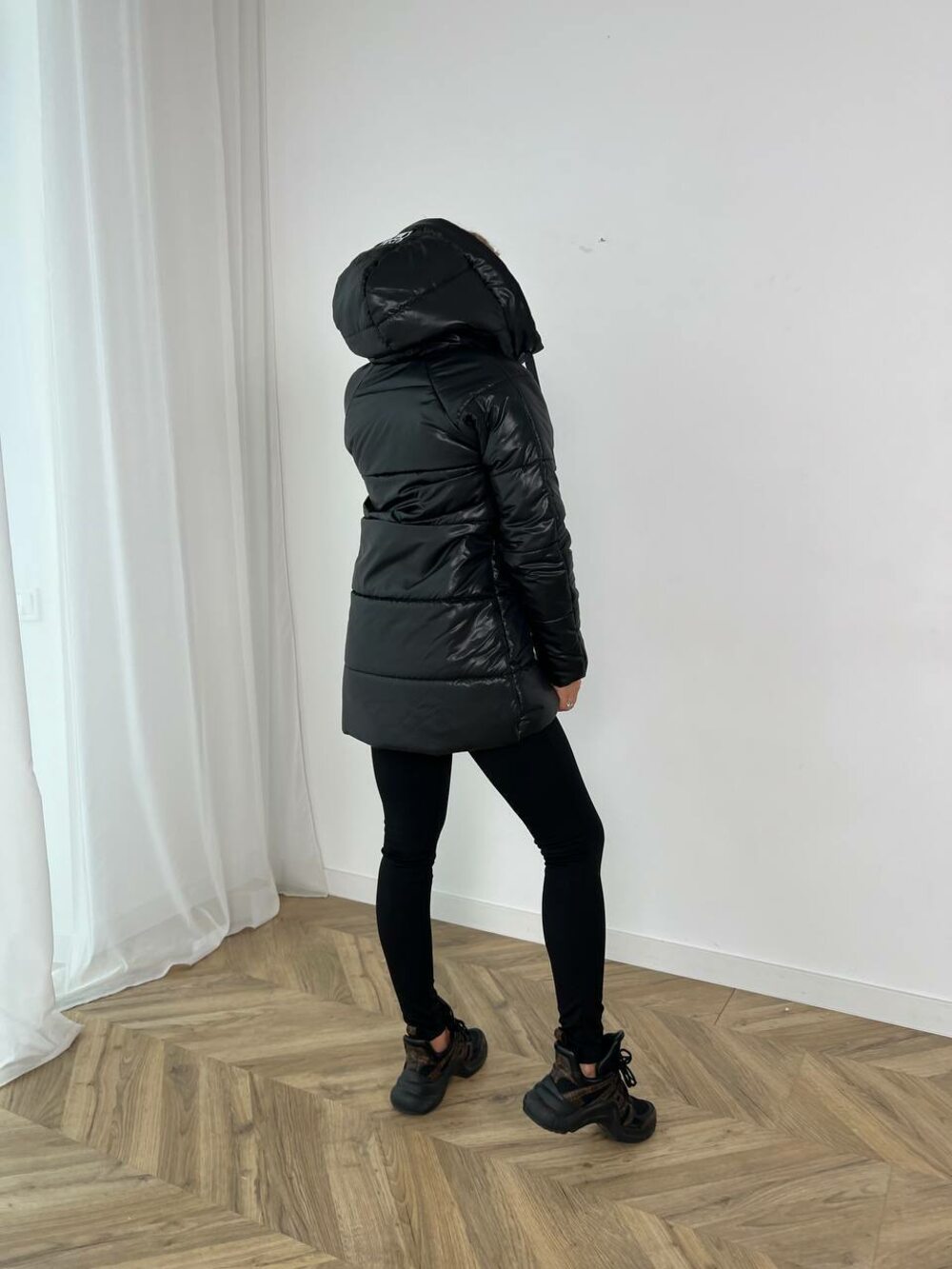 Тепла модна куртка з нашивками