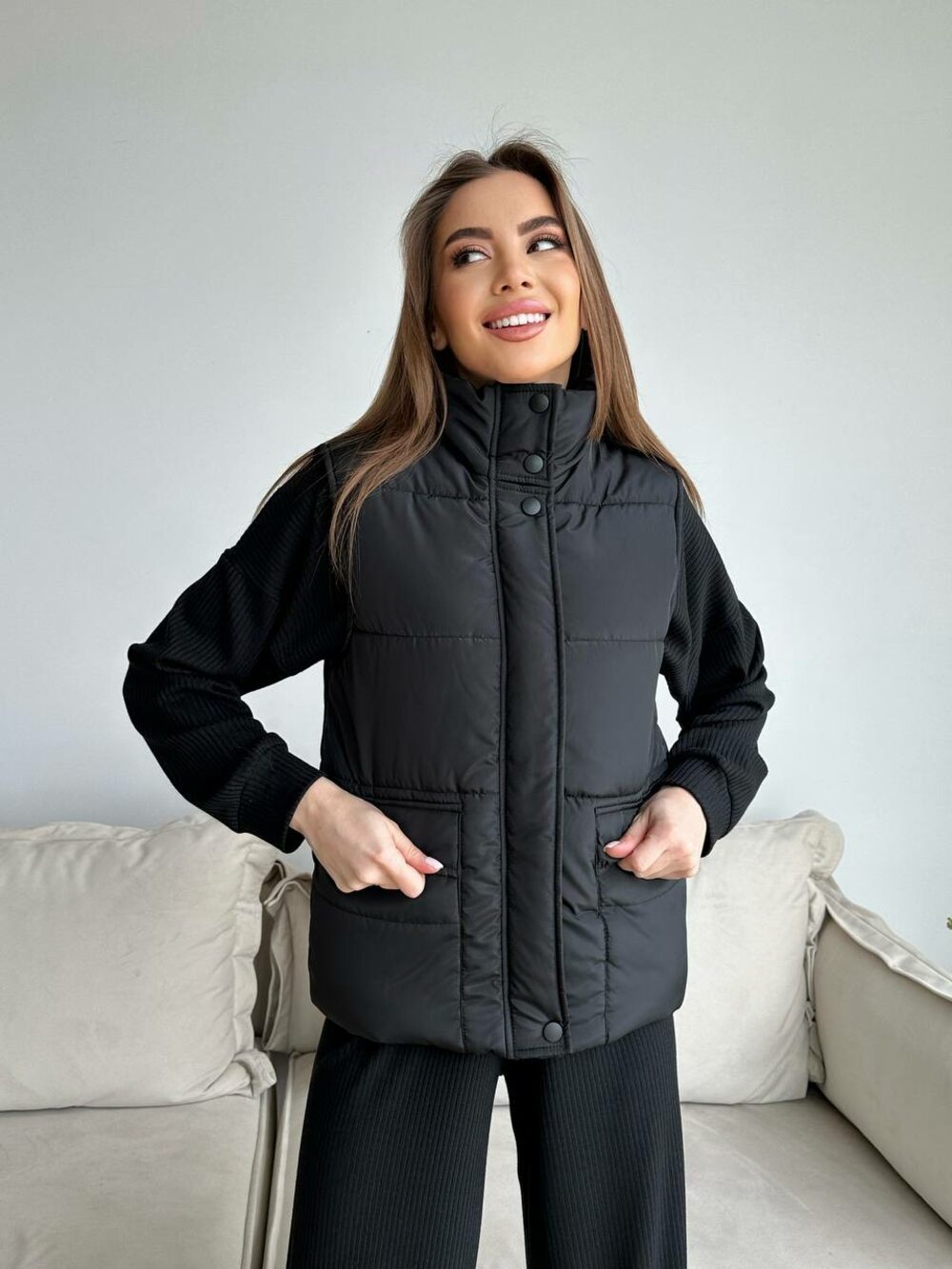 Жилетка чорна з кнопками та коміром