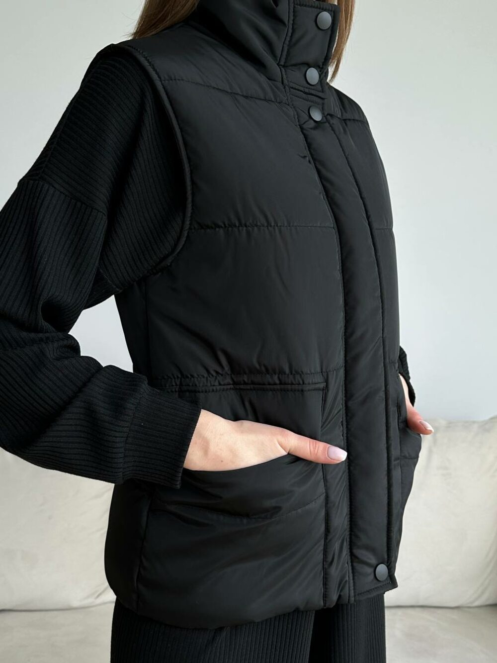 Жилетка чорна з кнопками та коміром