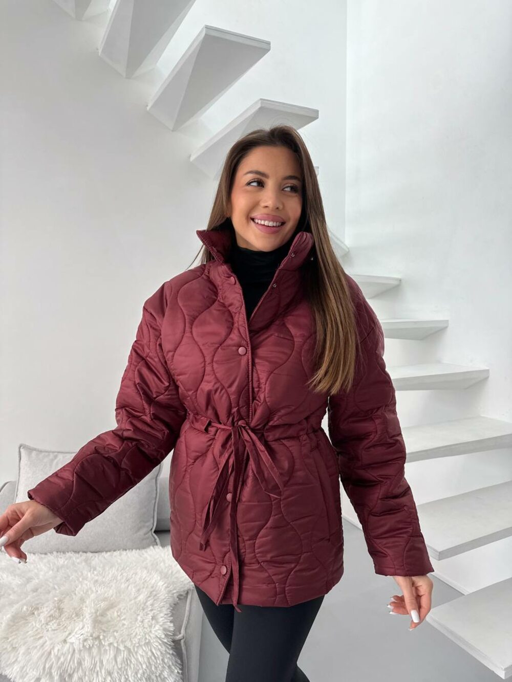 Женская стёганая куртка с акцентом на талию, цвет бордовый