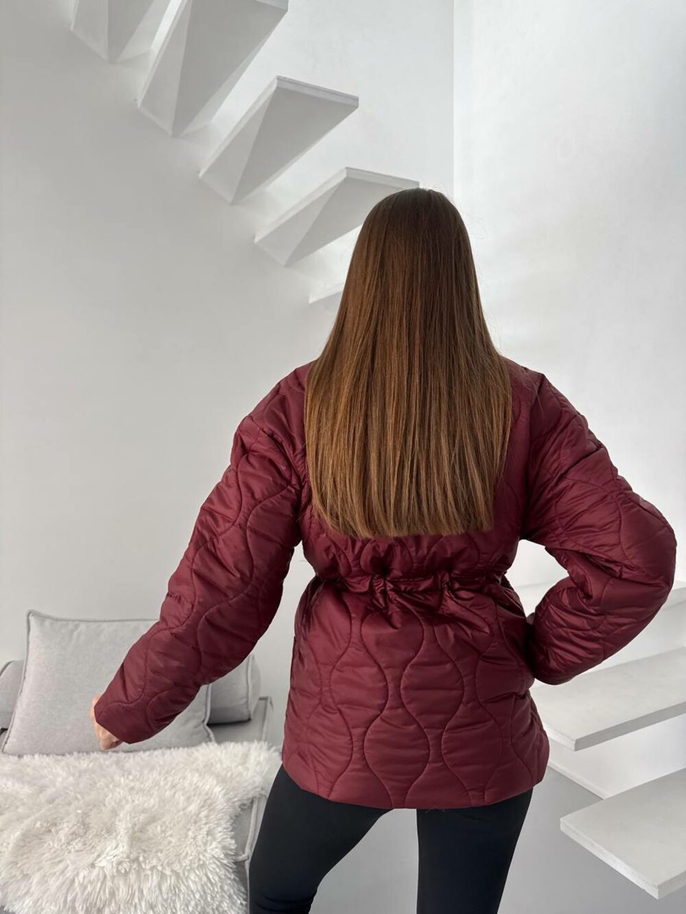 Женская стёганая куртка с акцентом на талию, цвет бордовый