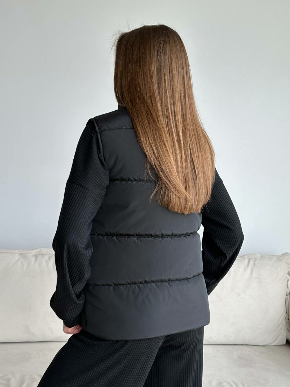 Жилетка чорна з кнопками та коміром