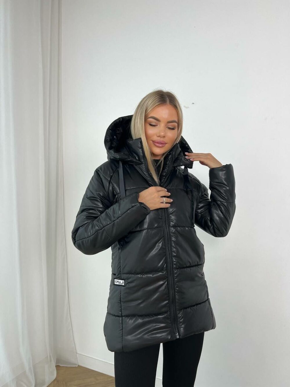 Тепла модна куртка з нашивками