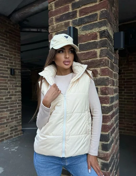 Жилетка с капюшоном осенняя бежевая