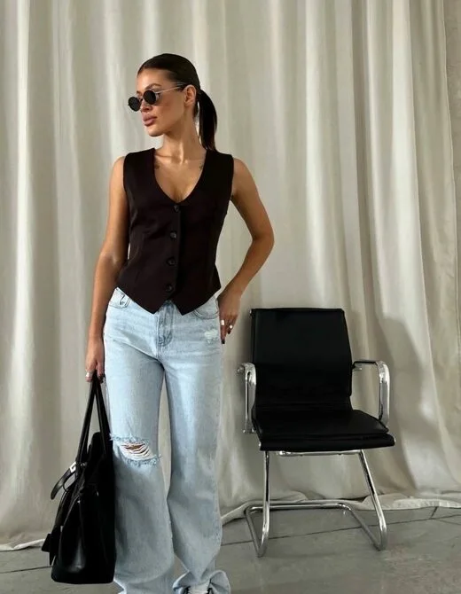 Жилет на пуговицах, цвет шоколад.