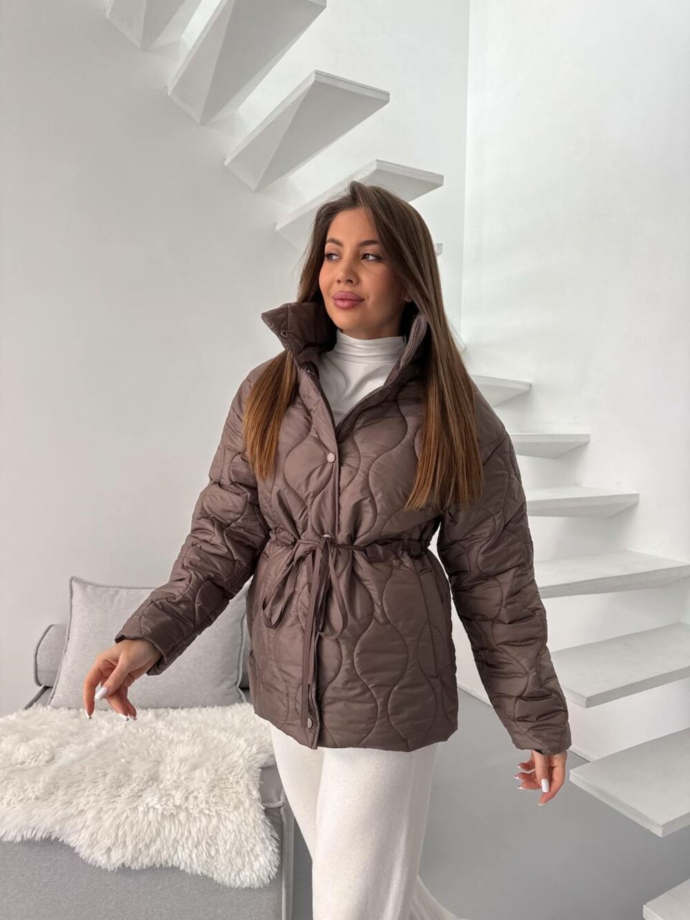 Женская стёганая куртка с акцентом на талию, цвет коричневый