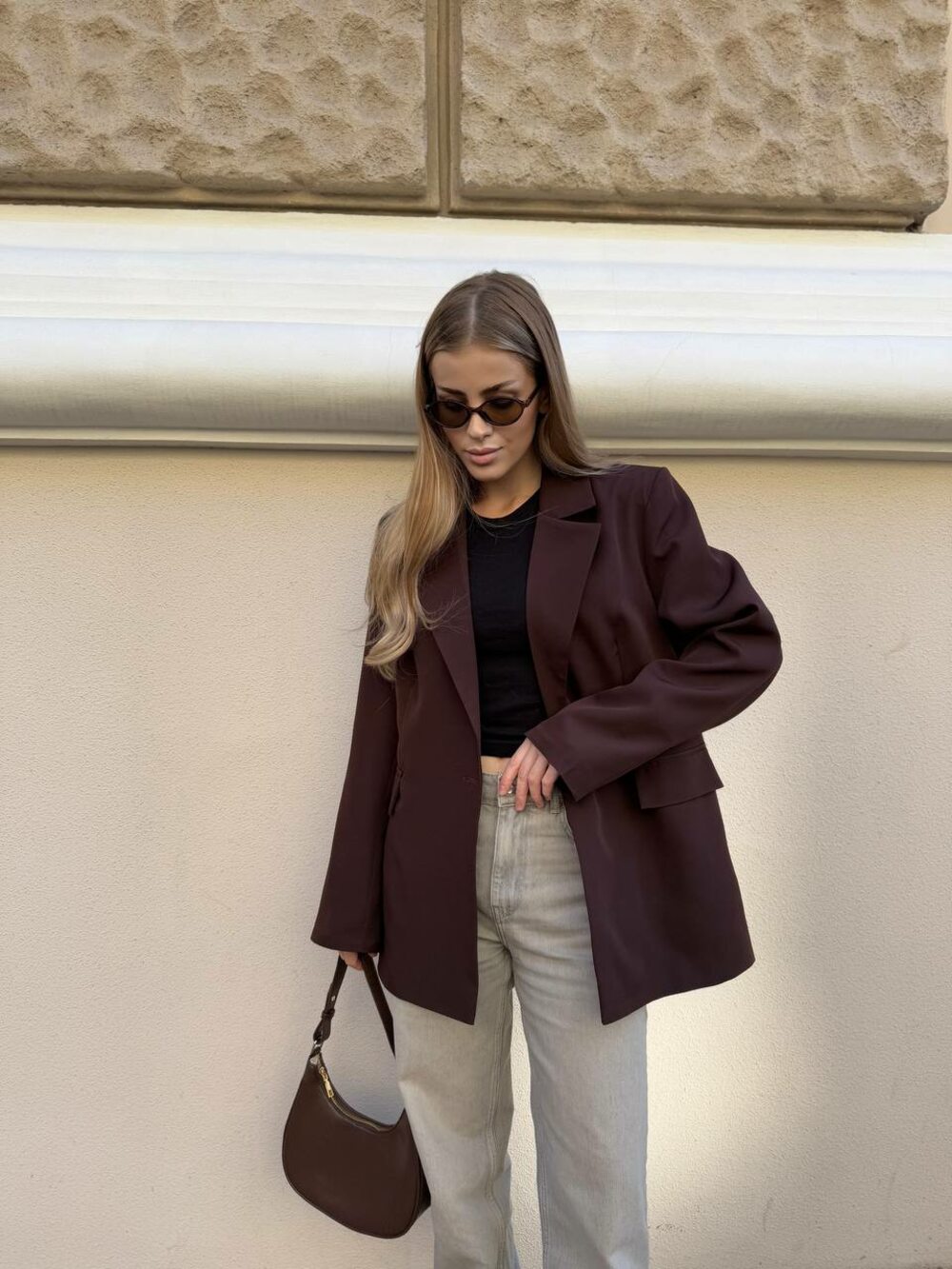 Подовжений піджак з тонким поясом, колір шоколад.