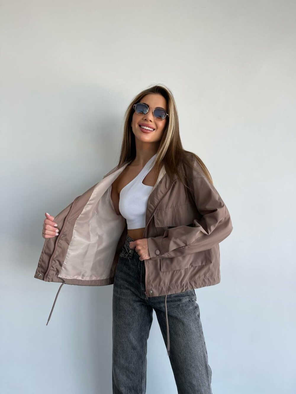 Модная легкая ветровка цвет кофе