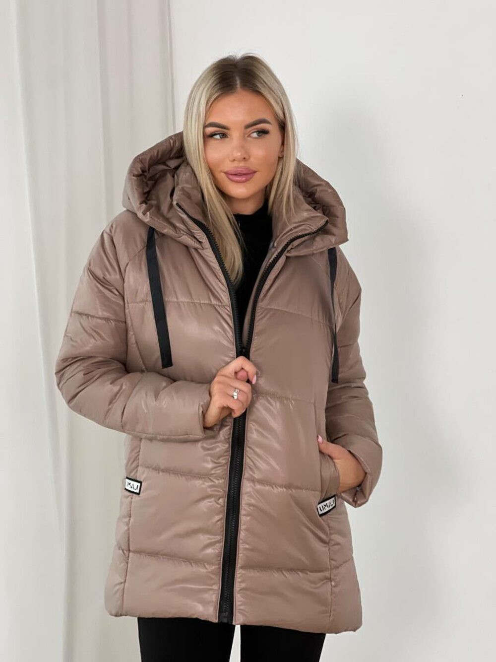 Тепла модна куртка з нашивками бежева