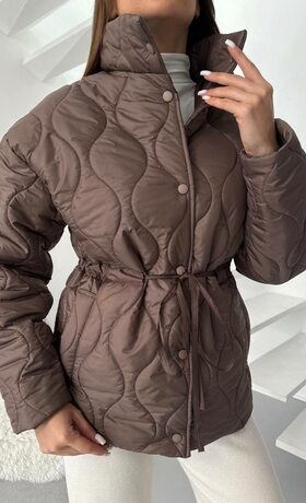 Жіноча стьобана куртка з акцентом на талію, колір коричневий