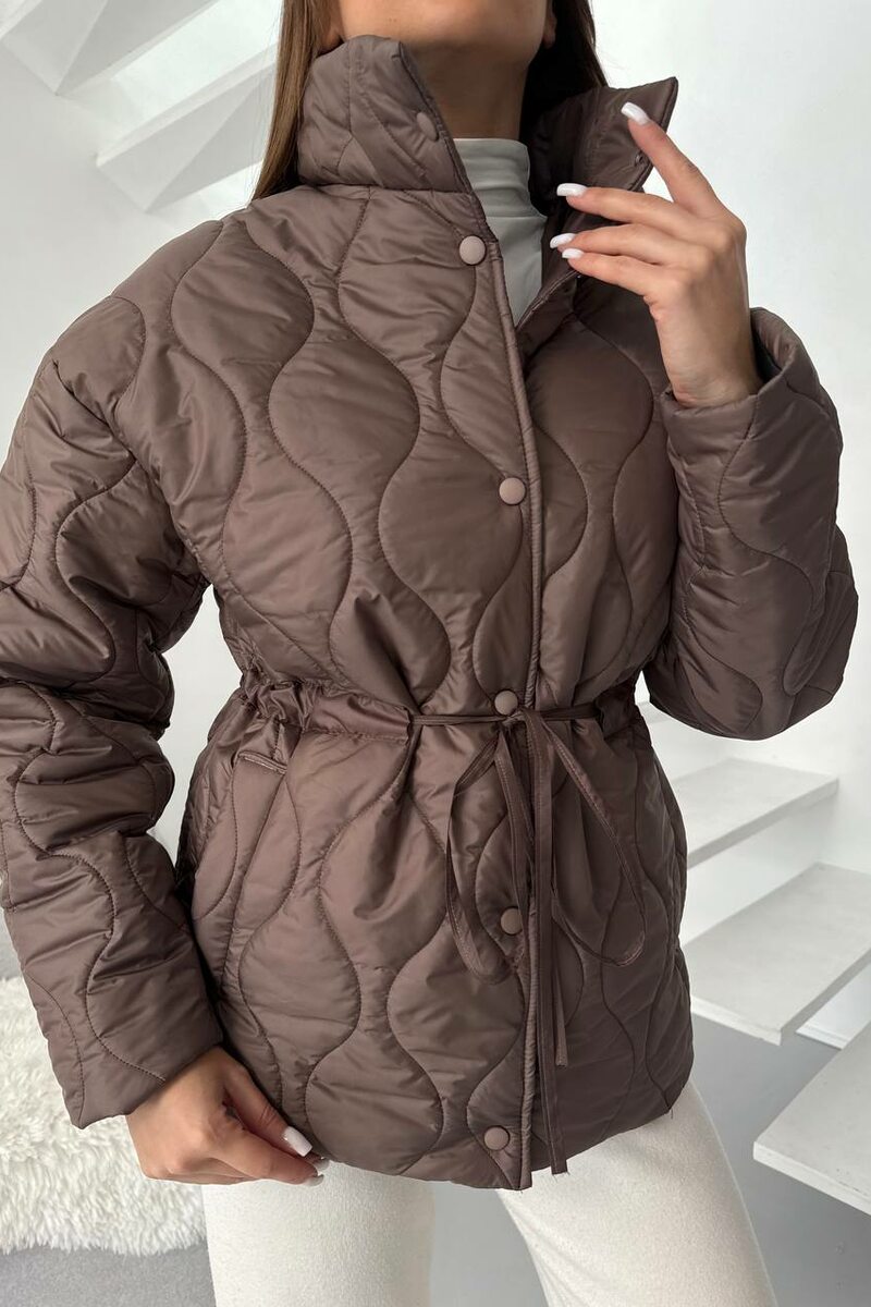 Женская стёганая куртка с акцентом на талию, цвет коричневый