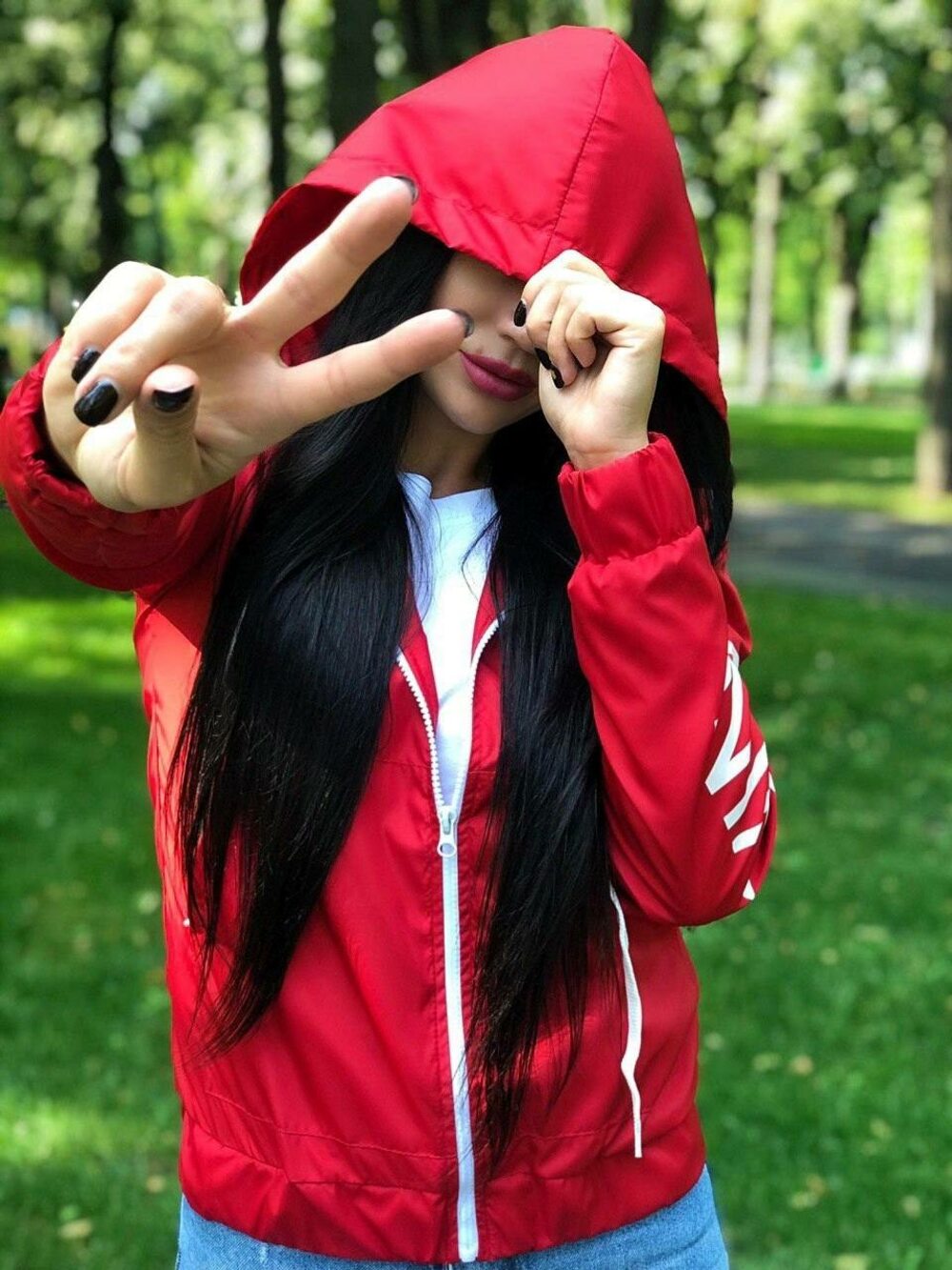 Красная осенняя ветровка на подкладе