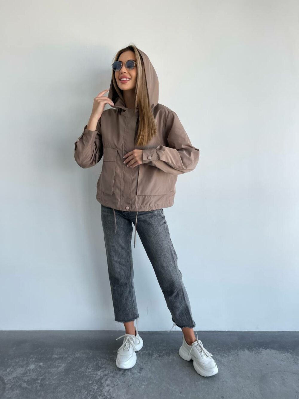 Модная легкая ветровка цвет кофе