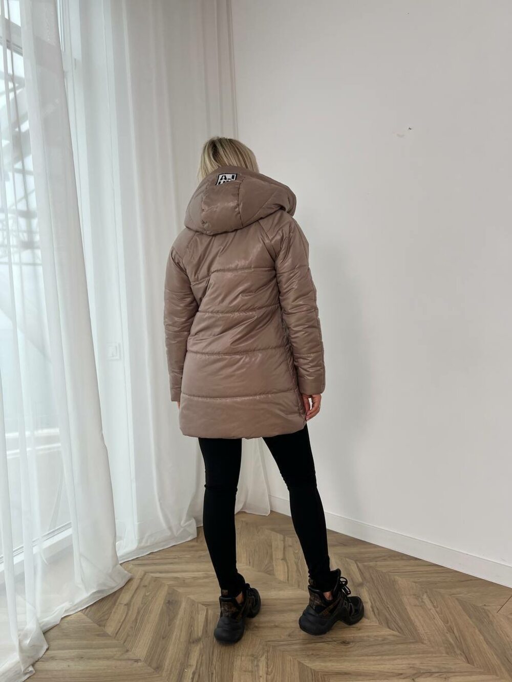 Тепла модна куртка з нашивками бежева