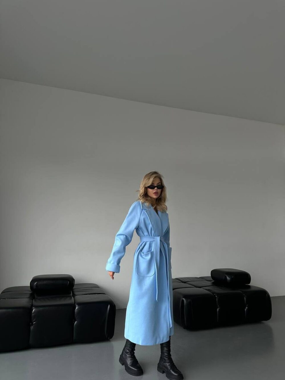 Пальто на запах з накладними кишенями та пояском, колір блакитний