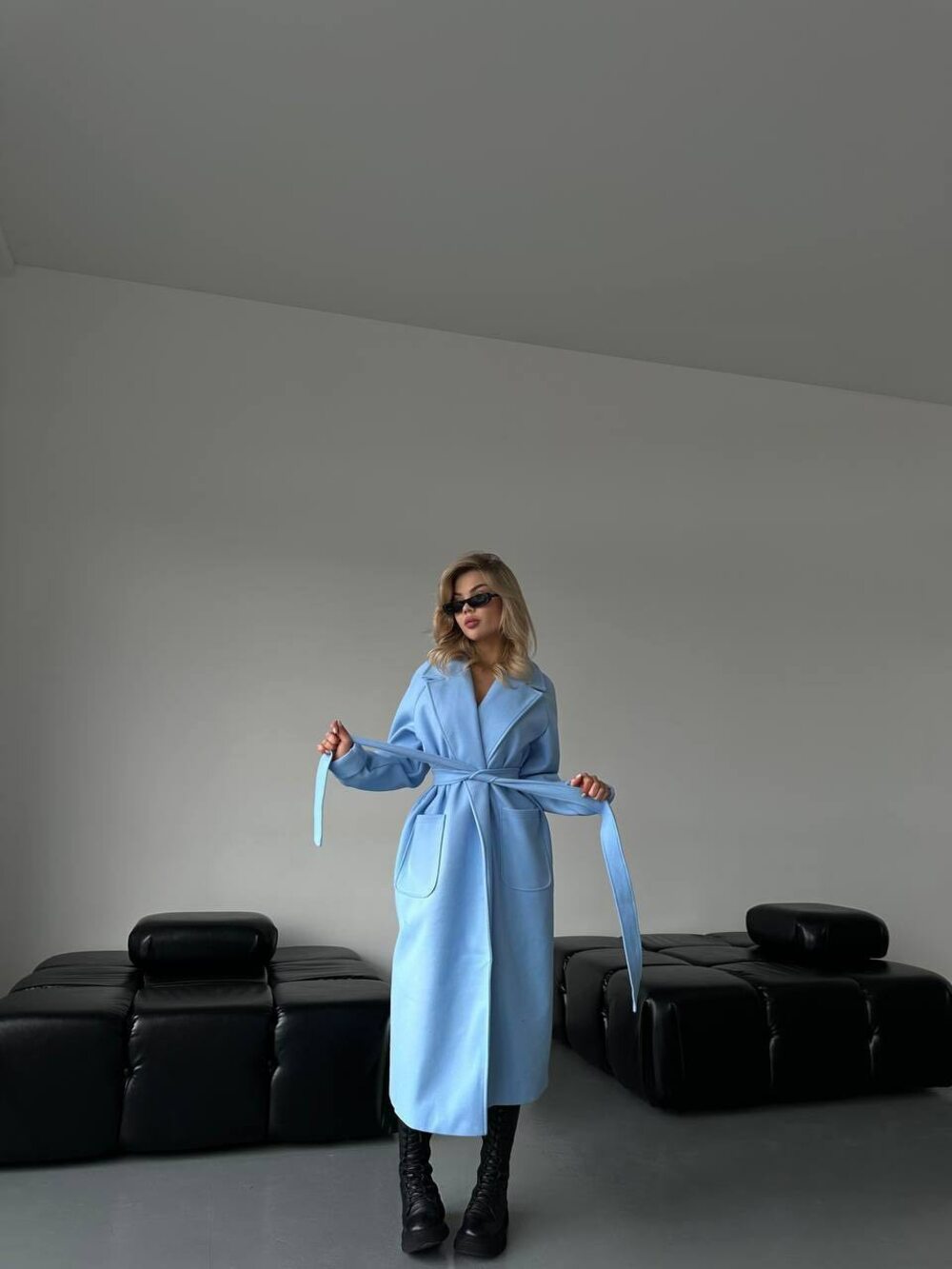 Пальто на запах з накладними кишенями та пояском, колір блакитний
