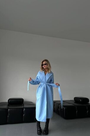 Пальто на запах с накладными карманами и пояском, цвет голубой