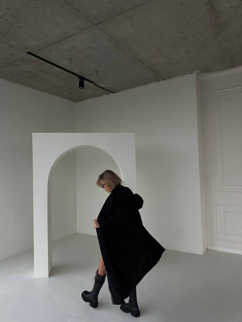 Пальто на запах з накладними кишенями та пояском, колір чорний