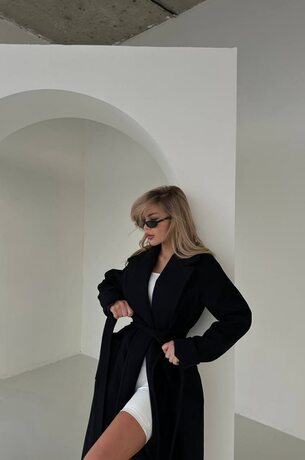Пальто на запах с накладными карманами и пояском, цвет черный