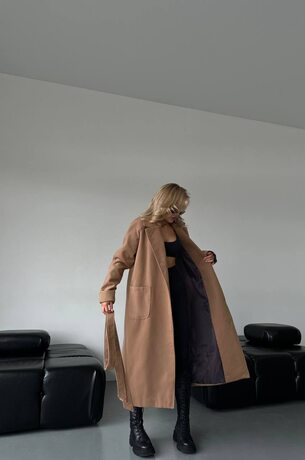 Пальто на запах с накладными карманами и пояском, цвет бежевый