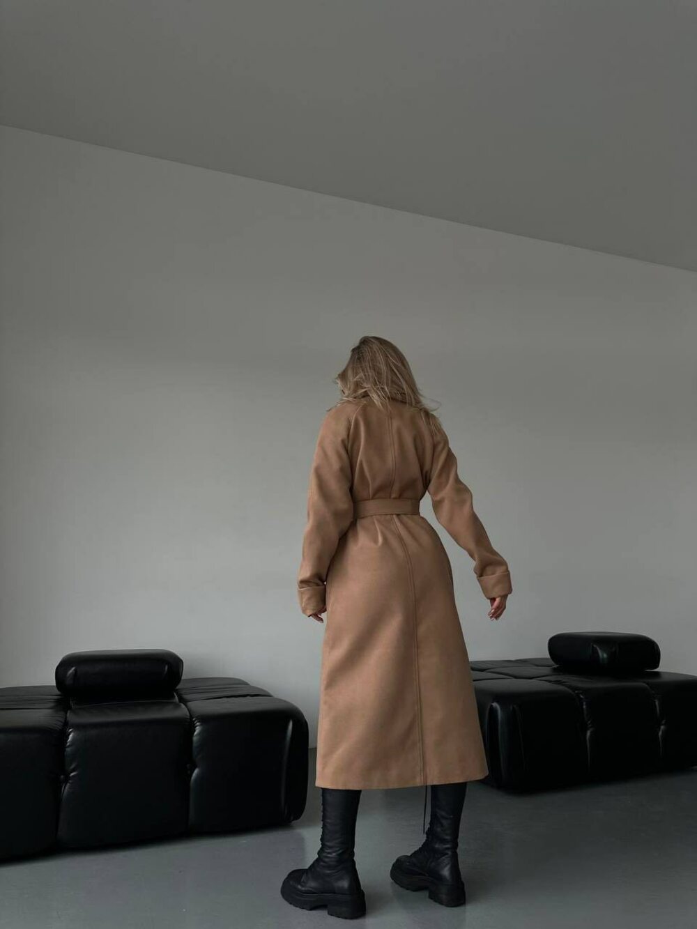 Пальто на запах з накладними кишенями та пояском, колір бежевий