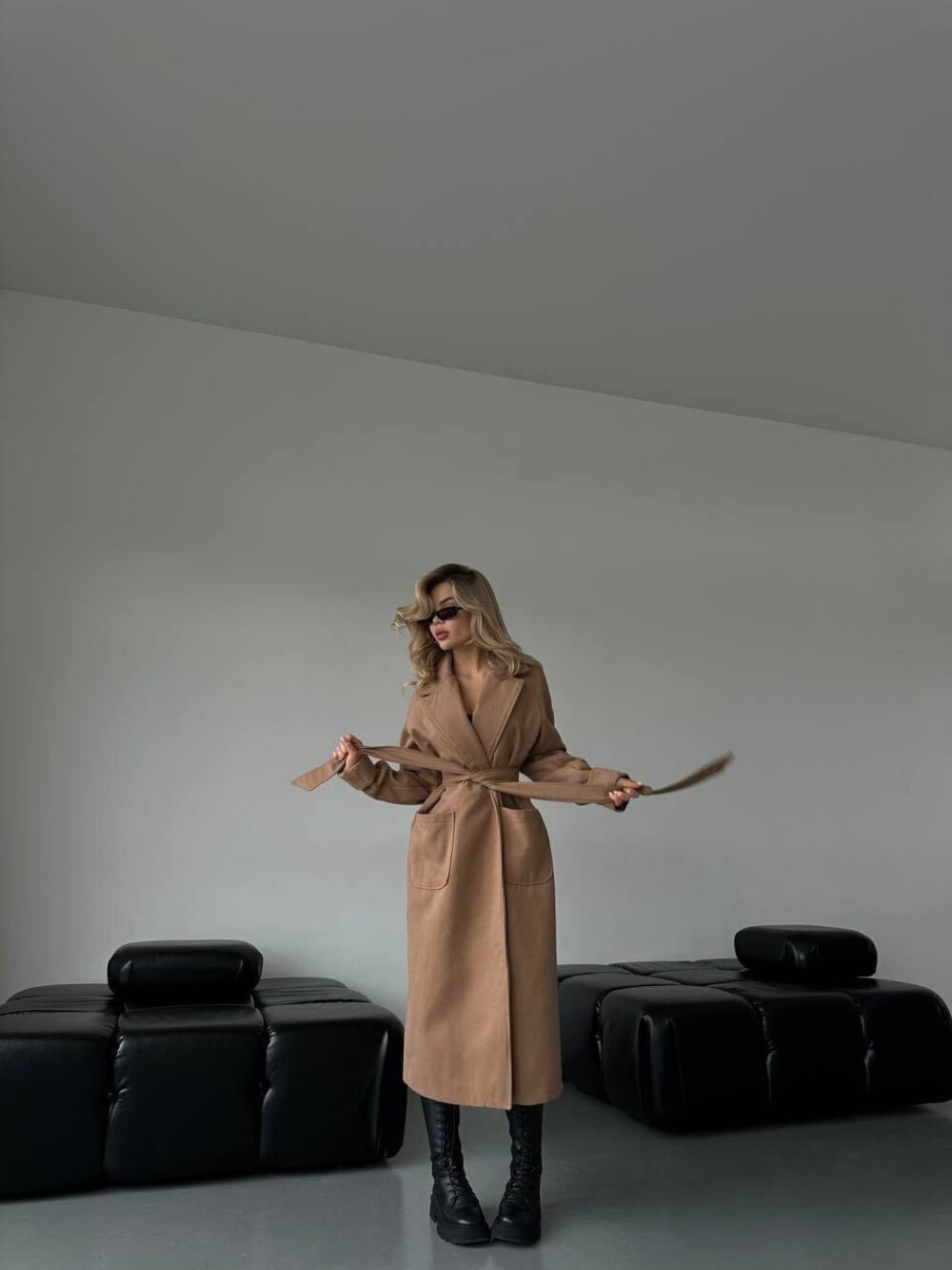 Пальто на запах з накладними кишенями та пояском, колір бежевий