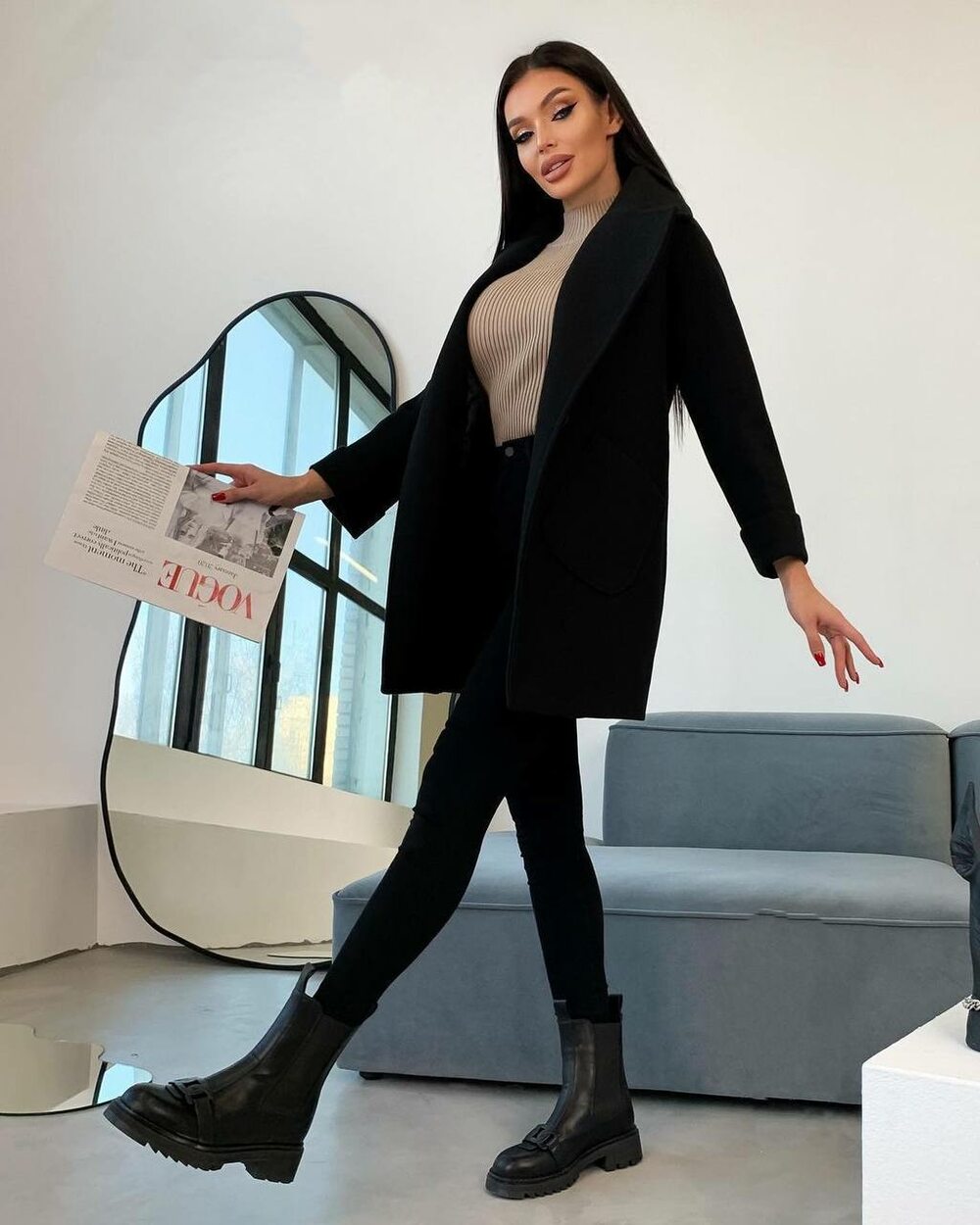 Жіноче витончене пальто чорного кольору
