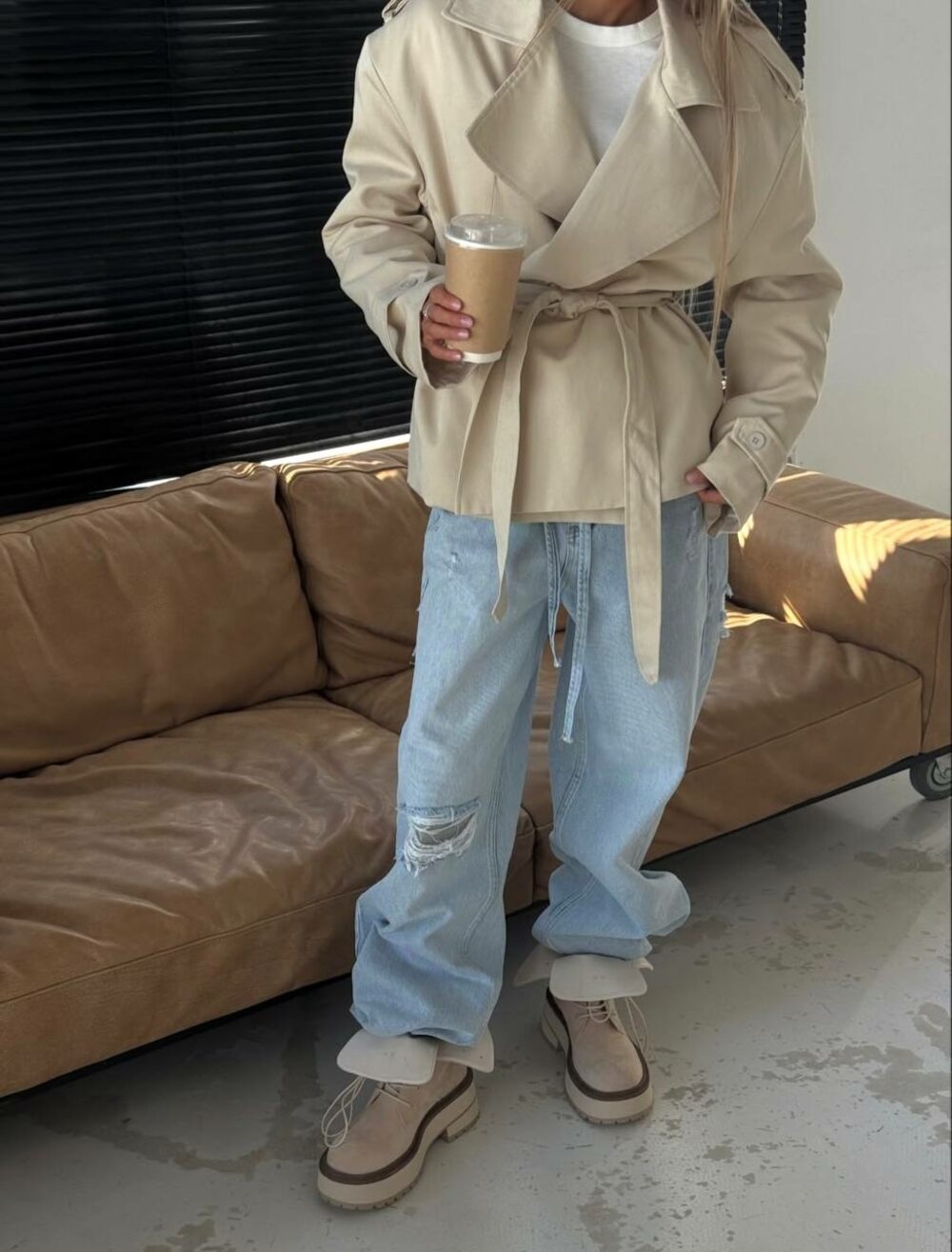 Тренч з поясом твіл колір бежевий