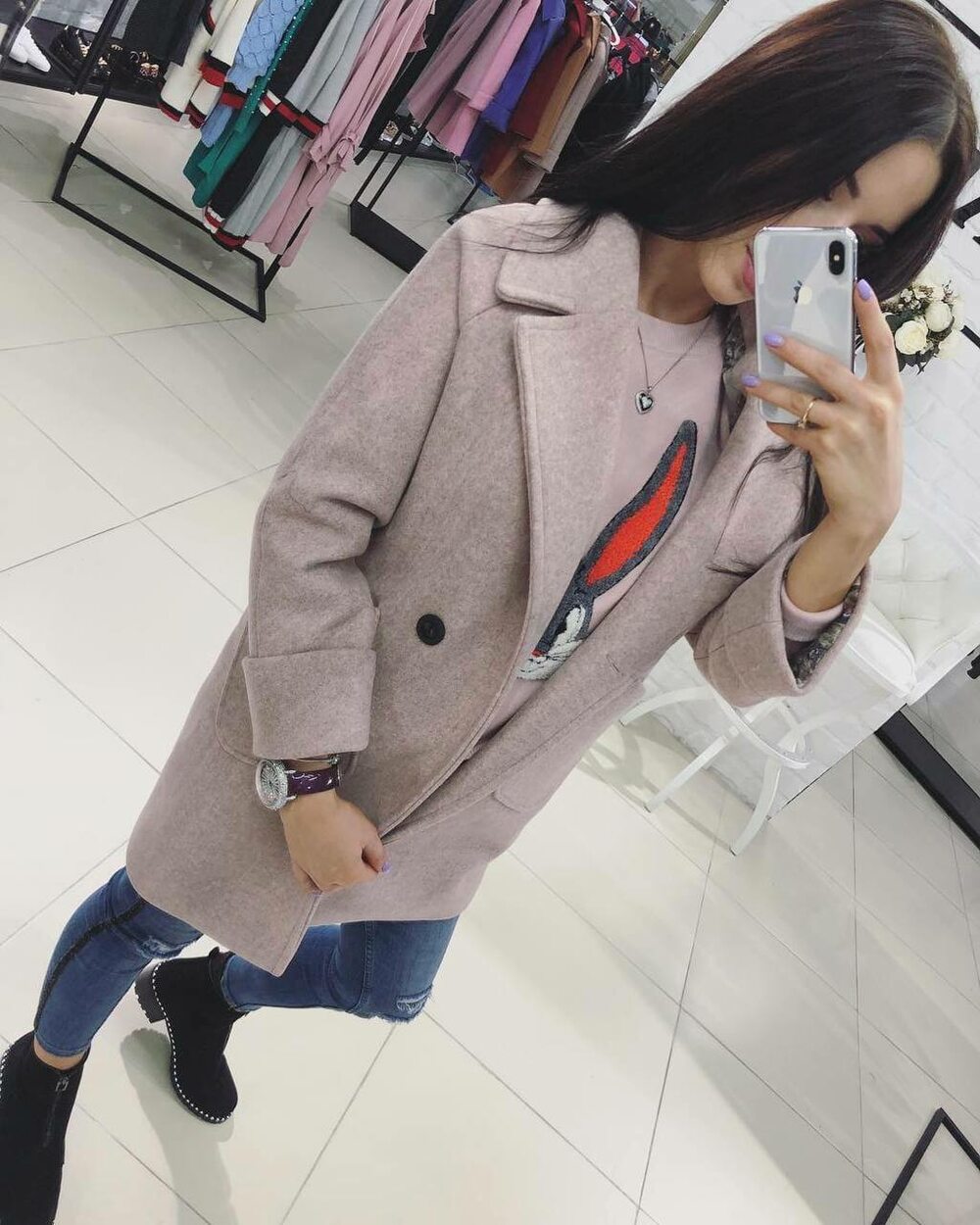 Жіноче витончене пальто світло-бежевого кольору.