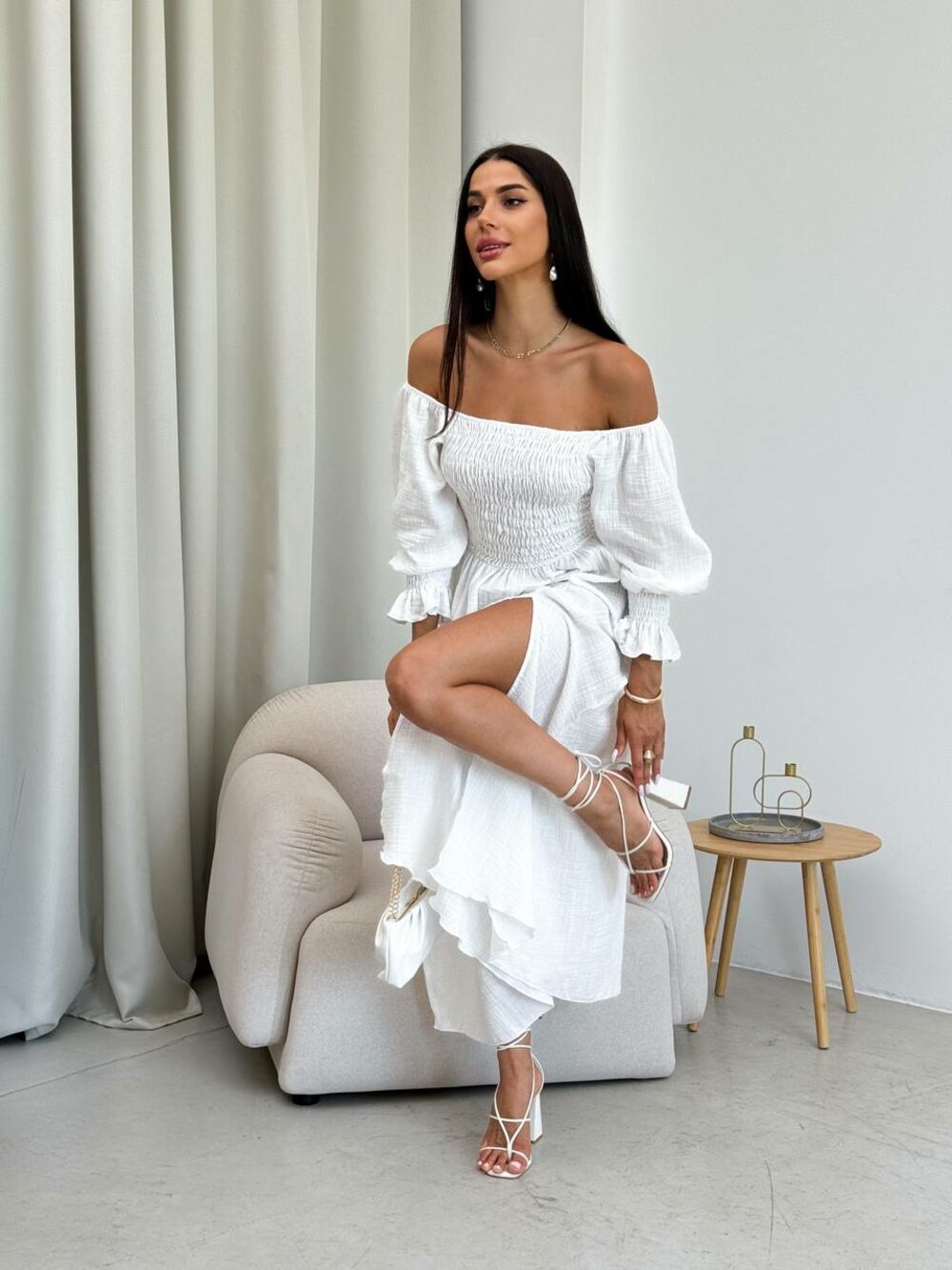 Сукня на гумі з розрізом на нозі, колір молочний