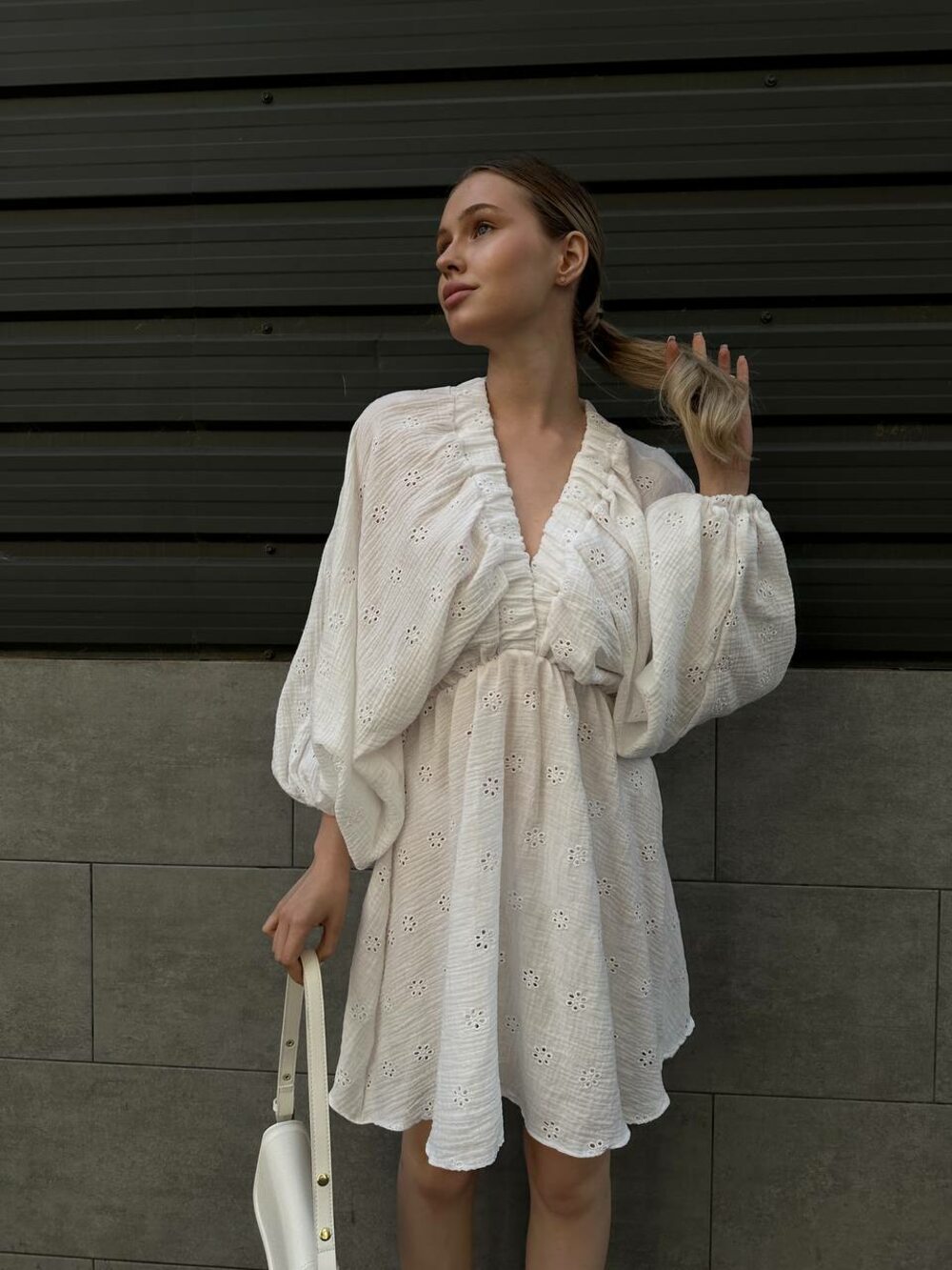 Повітряна сукня з об'ємним рукавом, колір молочний